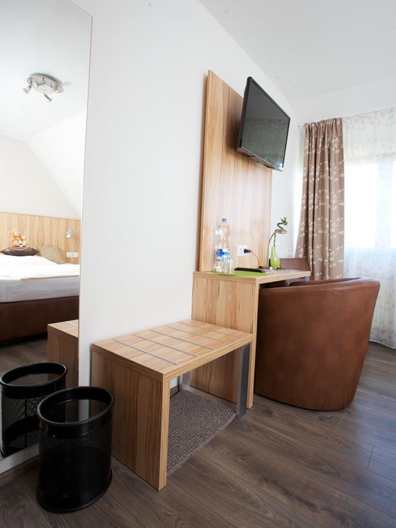 Hotel Reinhardtshof Garni Wolfschlugen الغرفة الصورة
