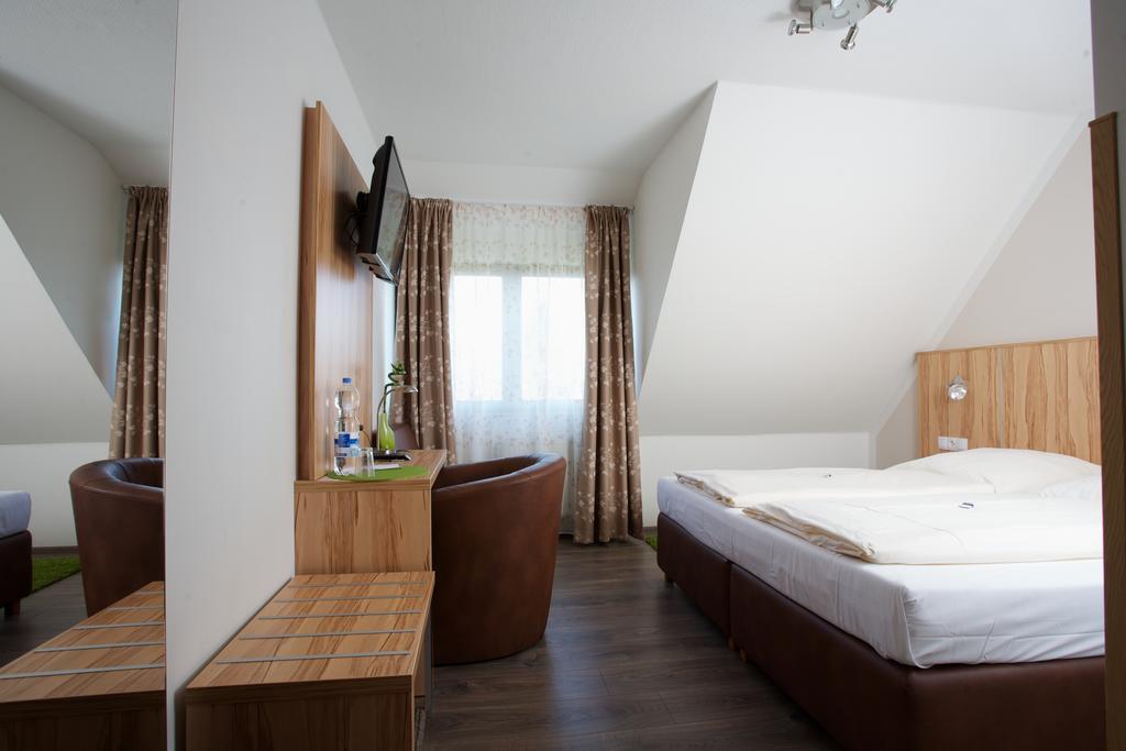 Hotel Reinhardtshof Garni Wolfschlugen الغرفة الصورة