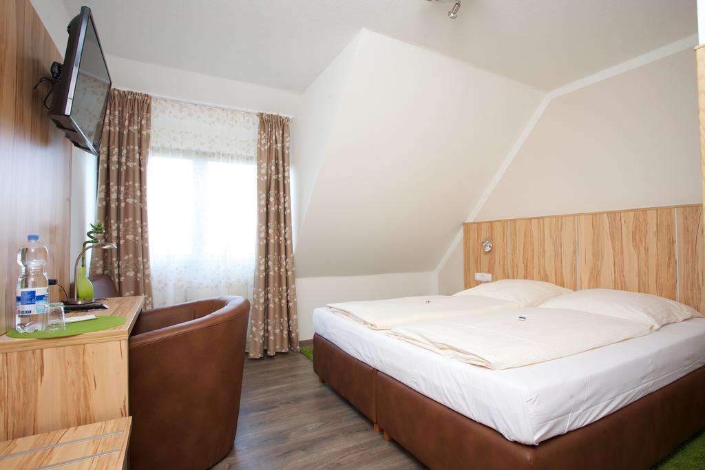 Hotel Reinhardtshof Garni Wolfschlugen الغرفة الصورة