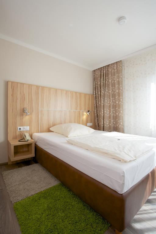 Hotel Reinhardtshof Garni Wolfschlugen الغرفة الصورة