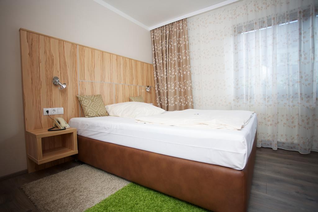 Hotel Reinhardtshof Garni Wolfschlugen الغرفة الصورة