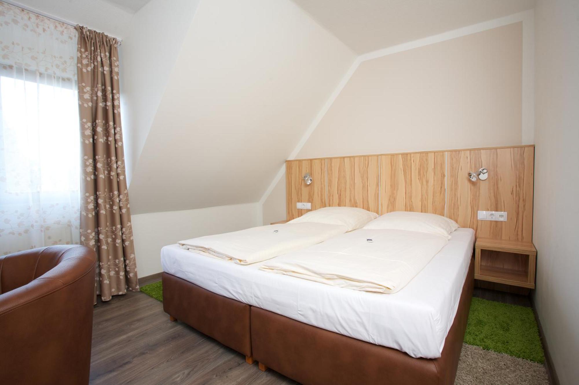 Hotel Reinhardtshof Garni Wolfschlugen الغرفة الصورة