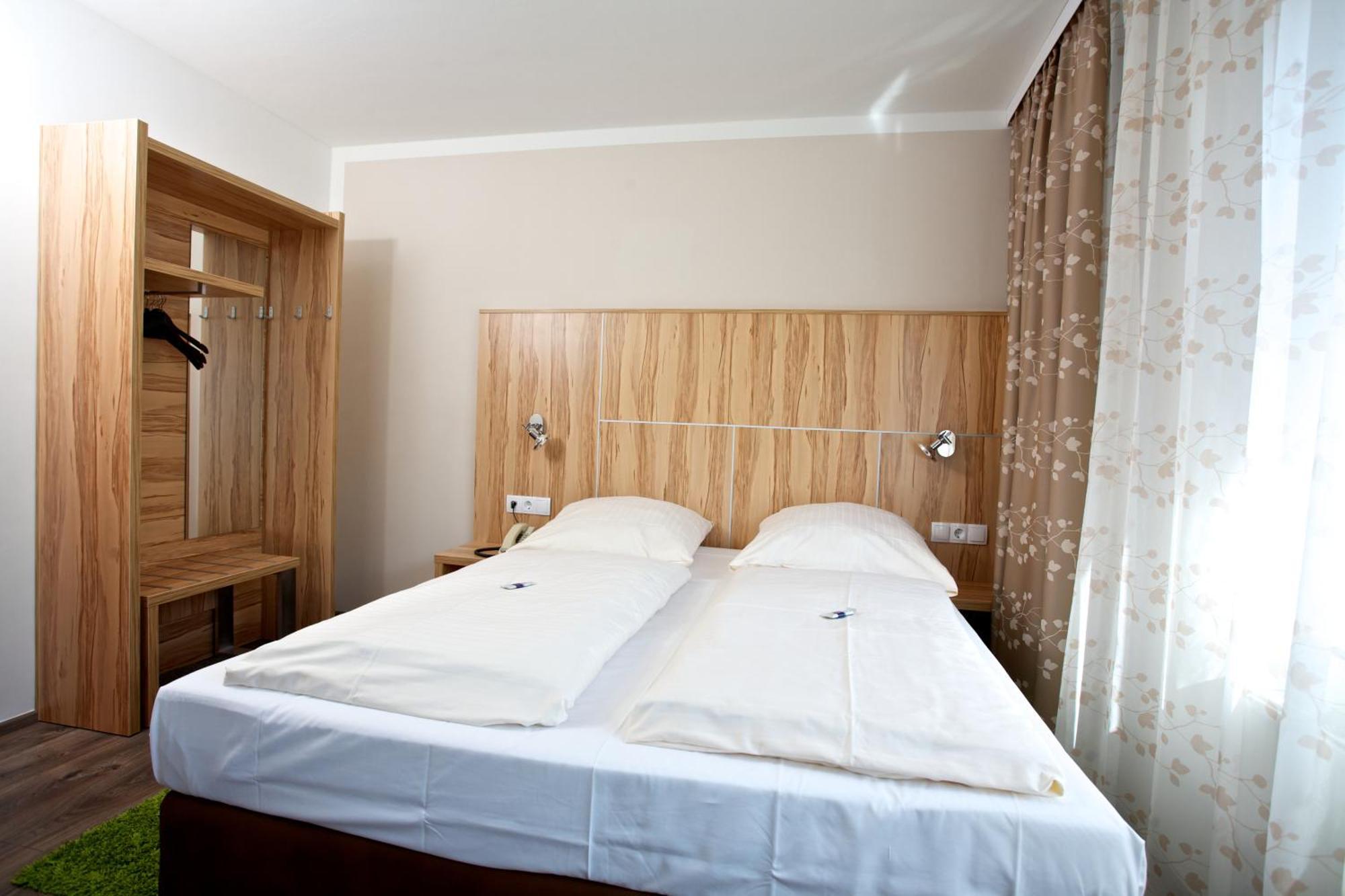 Hotel Reinhardtshof Garni Wolfschlugen الغرفة الصورة