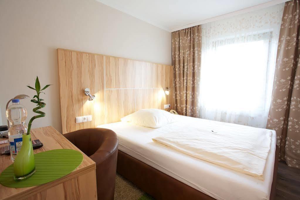 Hotel Reinhardtshof Garni Wolfschlugen المظهر الخارجي الصورة